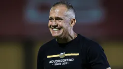 Santos precisa vencer o Novorizontino, de Eduardo Baptista.