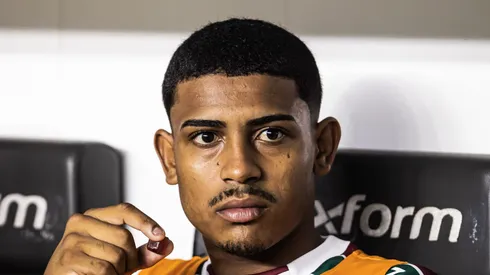 John Kennedy no banco de reservas do Fluminense. Foto: Abner Dourado/AGIF