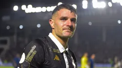 Vegetti, jogador do Vasco, comemora vitória ao final da partida contra o Bragantino no estádio São Januário pelo Brasileirão Série A - Foto: Thiago Ribeiro/AGIF