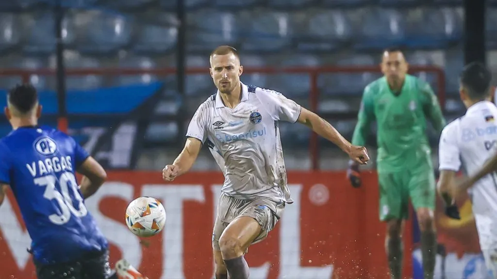 Rodrigo Ely em ação na partida. Foto: Grêmio FBPA.