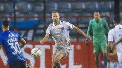 Rodrigo Ely em ação na partida. Foto: Grêmio FBPA.