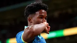 Endrick comemorando o gol pela Seleção Brasileira (Foto: Catherine Ivill/Getty Images)