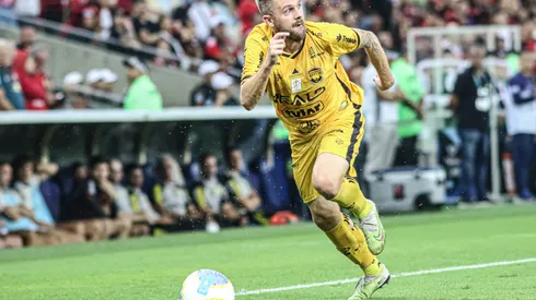 Amazonas e Brusque duelam pela arrancada no Brasileirão Série B.