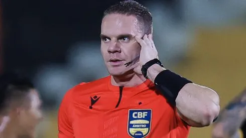 Árbitro Gustavo Bauermann, que apitou Santos x Botafogo-SP. Foto: Pedro Zacchi/AGIF