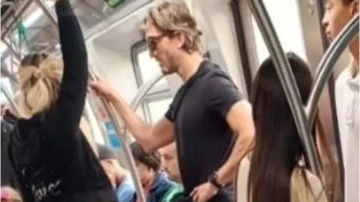 Luis Zubeldía, técnico do São Paulo passeando de trem na capital. Foto: Reprodução/x
