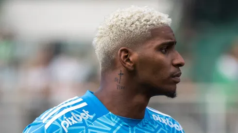 Hugo Souza, goleiro do Flamengo, durante execução do hino nacional antes da partida contra o Coritiba no estádio Couto Pereira pelo Brasileirão Série A