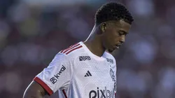 Diretoria do Flamengo toma decisão sobre futuro de Carlinhos
