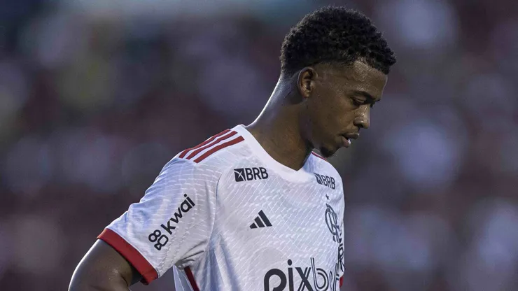 Diretoria do Flamengo toma decisão sobre futuro de Carlinhos