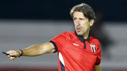 Paulo Gomes, técnico do Botafogo-SP, durante partida contra o Santo André no estádio Santa Cruz pelo Campeonato Paulista