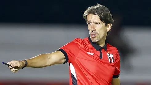 Paulo Gomes, técnico do Botafogo-SP, durante partida contra o Santo André no estádio Santa Cruz pelo Campeonato Paulista