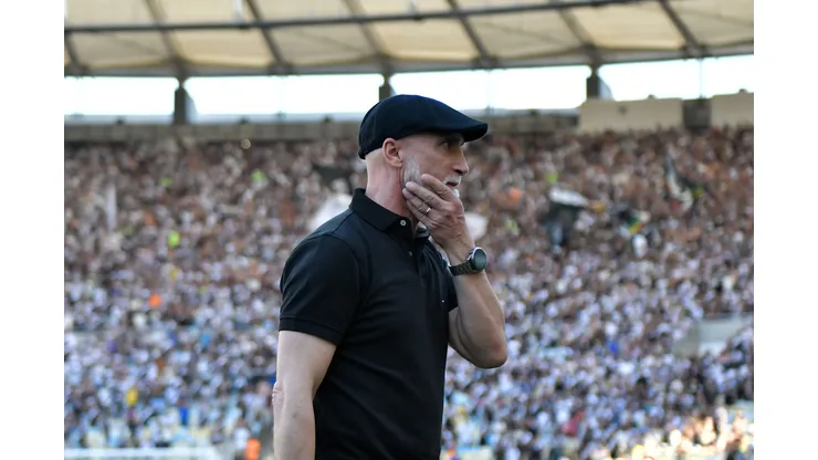 Álvaro Pacheco terá problemas a resolver com a defesa do Vasco.