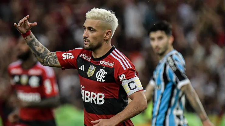 Arrascaeta em jogo Flamengo x Grêmio, pelo Maracanã, no Campeonato Brasileiro 2023. Foto: Thiago Ribeiro/AGIF