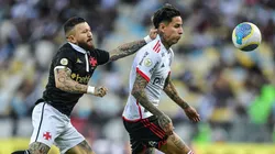 Rossi jogador do Vasco disputa lance com Pulgar jogador do Flamengo durante partida no estadio Maracana pelo campeonato Brasileiro A 2024. Foto: Thiago Ribeiro/AGIF