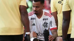 Allan saindo de maca durante a goleada histórica do Mengão