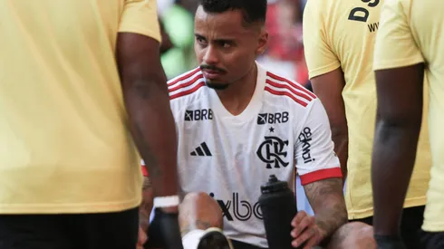 Allan saindo de maca durante a goleada histórica do Mengão