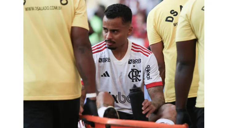 Allan saindo de maca durante a goleada histórica do Mengão
