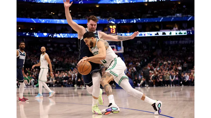 Jayson Tatum e Luka Doncic vão duelar nas finais da NBA (Foto: Tim Heitman/Getty Images)