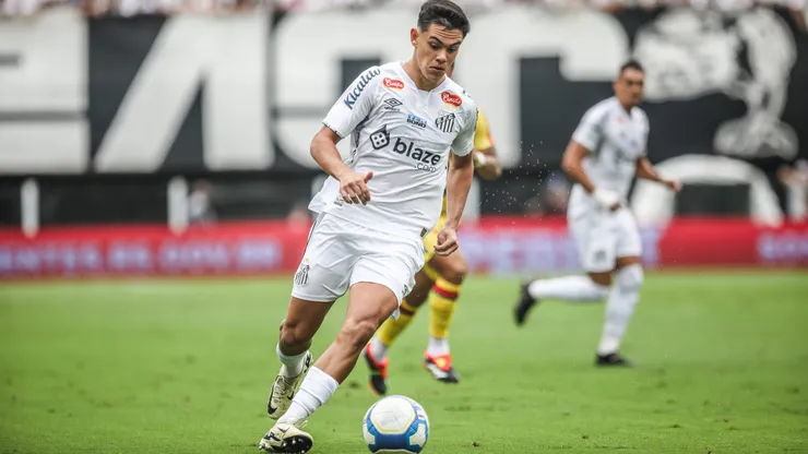 JP Chermont jogador do Santos durante partida contra o Brusque no estadio Vila Belmiro pelo campeonato Brasileiro B 2024. Foto: Reinaldo Campos/AGIF