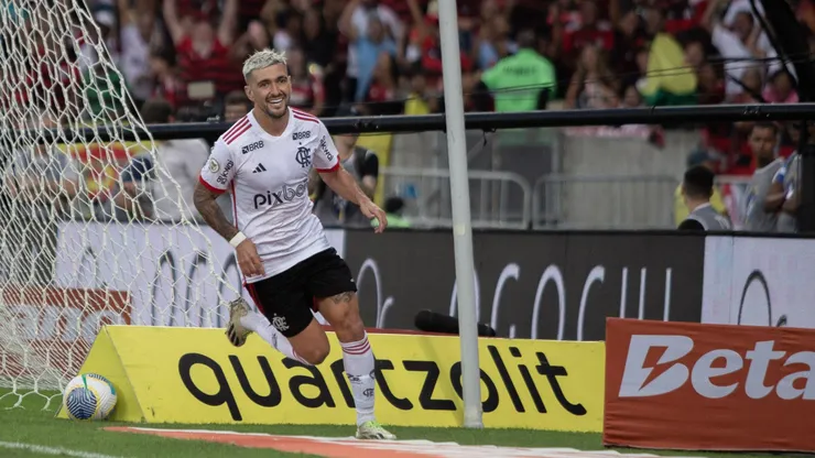Arrascaeta jogador do Flamengo comemora seu gol durante partida contra o Vasco no estadio Maracana pelo campeonato Brasileiro A 2024. Foto: Thiago Vasconcelos Dos Santos/AGIF