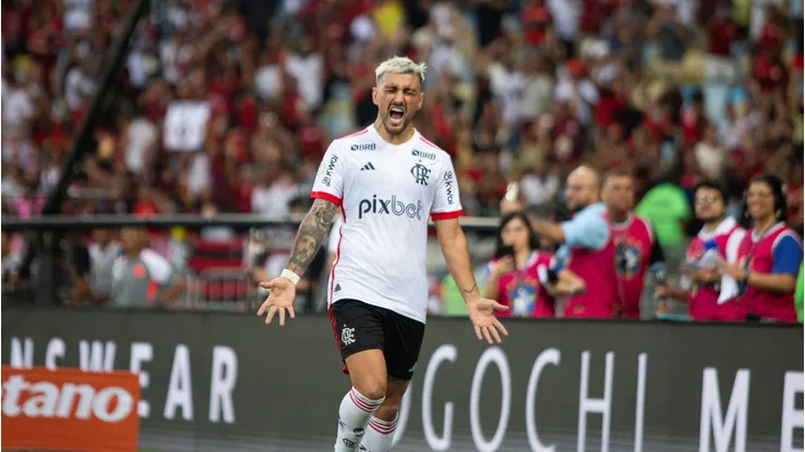 Arrascaeta comemorando gol pelo Flamengo em goleada contra o Vasco no Brasileirão 2024