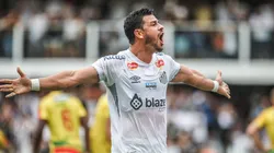 Giuliano comemorando gol em partida da Série B