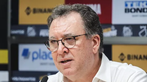 Marcelo Teixeira durante coletiva de imprensa. Atacante está fora dos planos do dirigente.