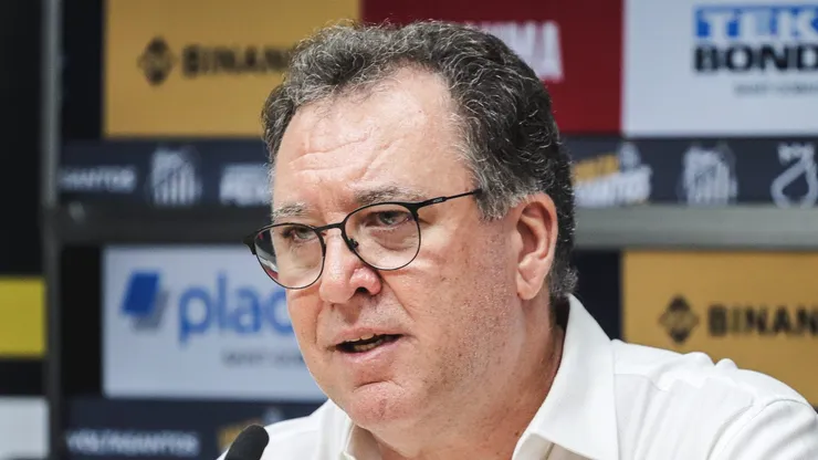 Marcelo Teixeira durante coletiva de imprensa. Atacante está fora dos planos do dirigente.