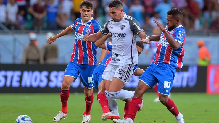 Cicinho, jogador do Bahia disputa lance com Paulinho, jogador do Atletico-MG durante partida no estadio Arena Fonte Nova pelo campeonato Brasileiro A 2023. Foto: Walmir Cirne/AGIF