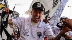 Bernard no desembarque em Belo Horizonte na sua chegada ao Galo, no dia 01/06/2024. Foto: Pedro Souza/Atlético