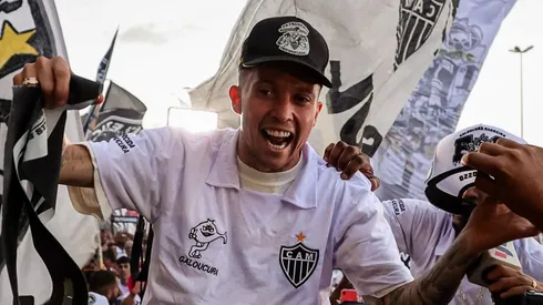 Bernard no desembarque em Belo Horizonte na sua chegada ao Galo, no dia 01/06/2024. Foto: Pedro Souza/Atlético