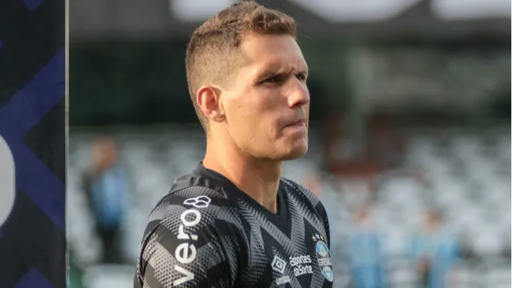 Rafael Cabral, goleiro do Grêmio, durante execução do hino nacional antes da partida contra o Bragantino no estádio Couto Pereira pelo Brasileirão Série A