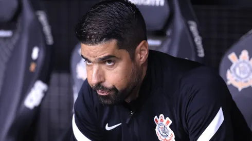 António Oliveira, técnico do Corinthians, durante partida contra o Botafogo no estádio Arena Corinthians pelo campeonato Brasileirão Série A
