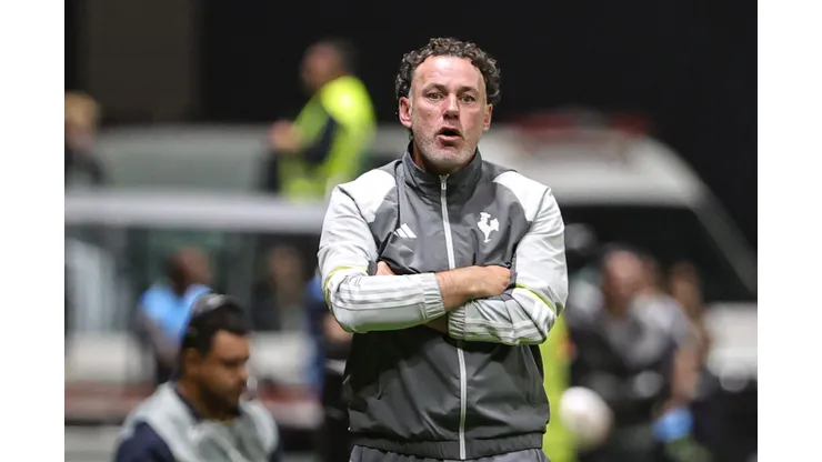 Gabriel Milito prepara time para duelo com o Bahia.