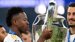 Vini Jr., do Real Madrid, beija a taça da Champions League no estádio de Wembley. Foto: Justin Setterfield/Getty Images