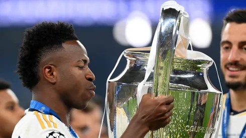 Vini Jr., do Real Madrid, beija a taça da Champions League no estádio de Wembley. Foto: Justin Setterfield/Getty Images