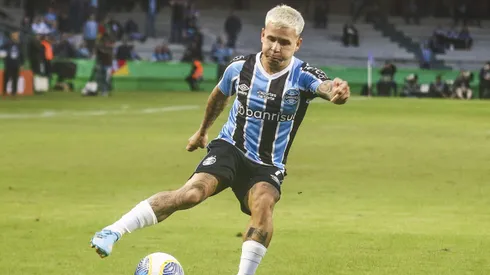 PR - CURITIBA - 01/06/2024 - BRASILEIRO A 2024, GREMIO X BRAGANTINO - jogador do Gremio durante partida contra o Bragantino no estadio Couto Pereira pelo campeonato Brasileiro A 2024. Foto: Gabriel Rosa Machado/AGIF