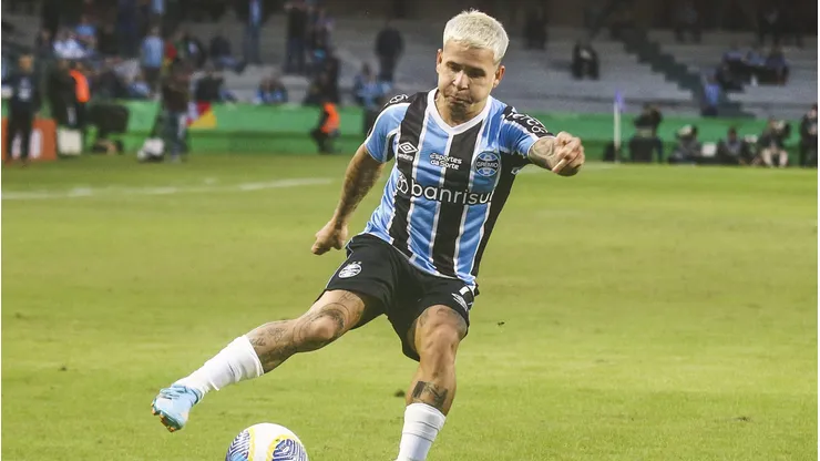 PR - CURITIBA - 01/06/2024 - BRASILEIRO A 2024, GREMIO X BRAGANTINO - jogador do Gremio durante partida contra o Bragantino no estadio Couto Pereira pelo campeonato Brasileiro A 2024. Foto: Gabriel Rosa Machado/AGIF