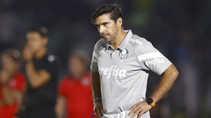Treinador cumpre suspensão na rodada da competição nacional