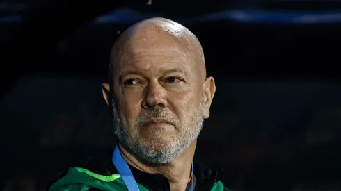 Antonio Carlos Zago durante a partida em Montevidéu. Treinador elogia meia do Peixe.