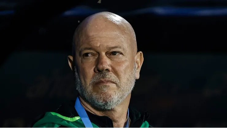 Antonio Carlos Zago durante a partida em Montevidéu. Treinador elogia meia do Peixe.