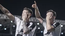 Vegetti e Piton comemoram gol do Vasco. Foto: Heber Gomes/AGIF