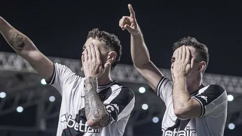 Vegetti e Piton comemoram gol do Vasco. Foto: Heber Gomes/AGIF