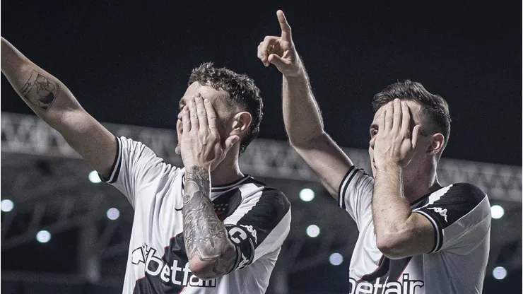 Vegetti e Piton comemoram gol do Vasco. Foto: Heber Gomes/AGIF