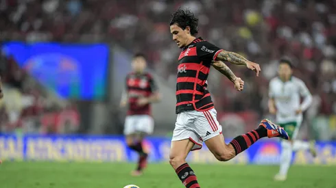Pedro em ação pelo Flamengo na vitória sobre o Palmeiras pela Copa do Brasil
