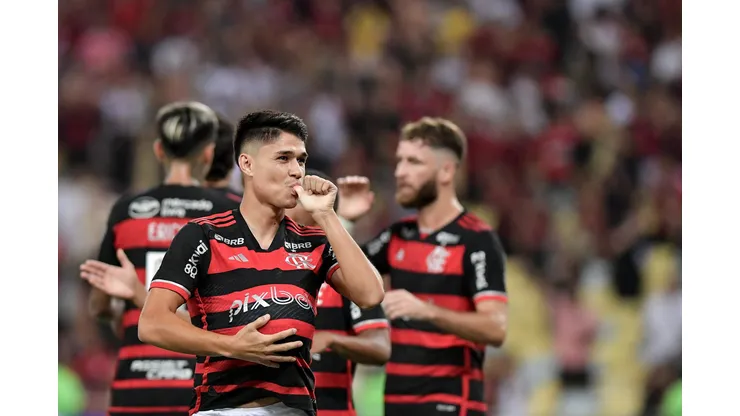 Luiz Araújo comemorando gol marcado em rodada do Campeonato Brasileiro