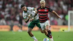 Arrascaeta jogador do Flamengo disputa lance com Richard Rios jogador do Palmeiras durante partida no estadio Maracana pelo campeonato Brasileiro A 2024.
