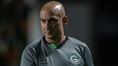 GO - GOIANIA - 28/04/2024 - BRASILEIRO B 2024, GOIAS X PONTE PRETA - Marcio Zanardi tecnico do Goias durante partida contra o Ponte Preta no estadio Serrinha pelo campeonato Brasileiro B 2024. Foto: Isabela Azine/AGIF