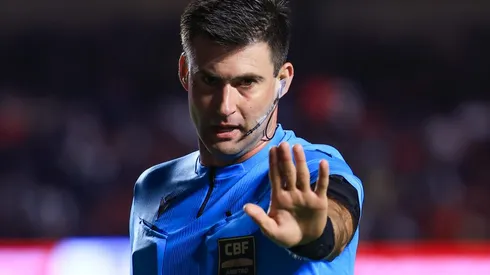 O árbitro Jonathan Benkenstein Pinheiro durante partida entre São Paulo e Goiás, no Morumbis, pela Copa Do Brasil, no dia 30/07/2024. Foto: Marcello Zambrana/AGIF