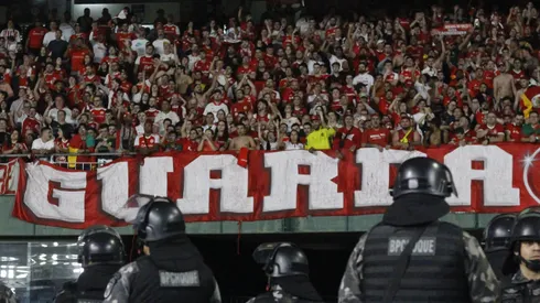 Torcida do Internacional sendo vigiada pela PM durante partida contra Gremio no estadio Couto Pereira pelo campeonato Brasileiro A 2024.