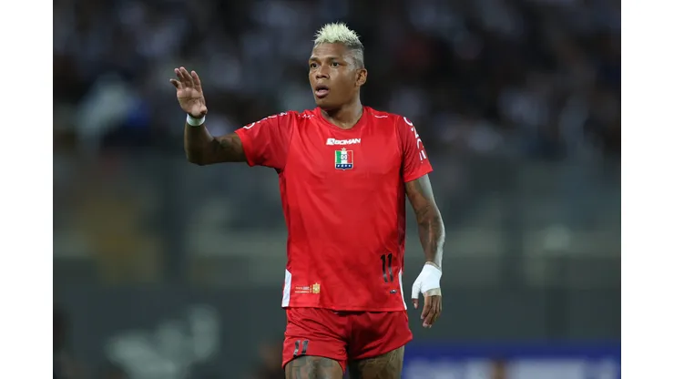 Billy Arce acertou com o Santos